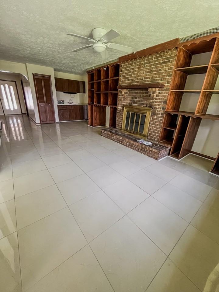 1698 Se Manth Ln - Photo 2 of 9
