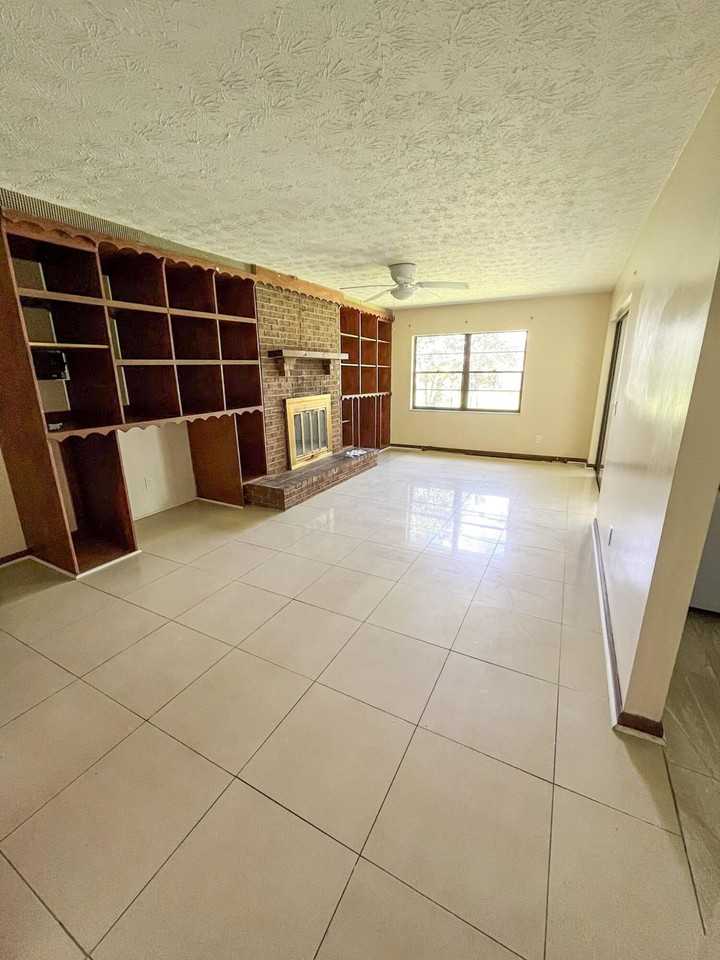 1698 Se Manth Ln - Photo 3 of 9