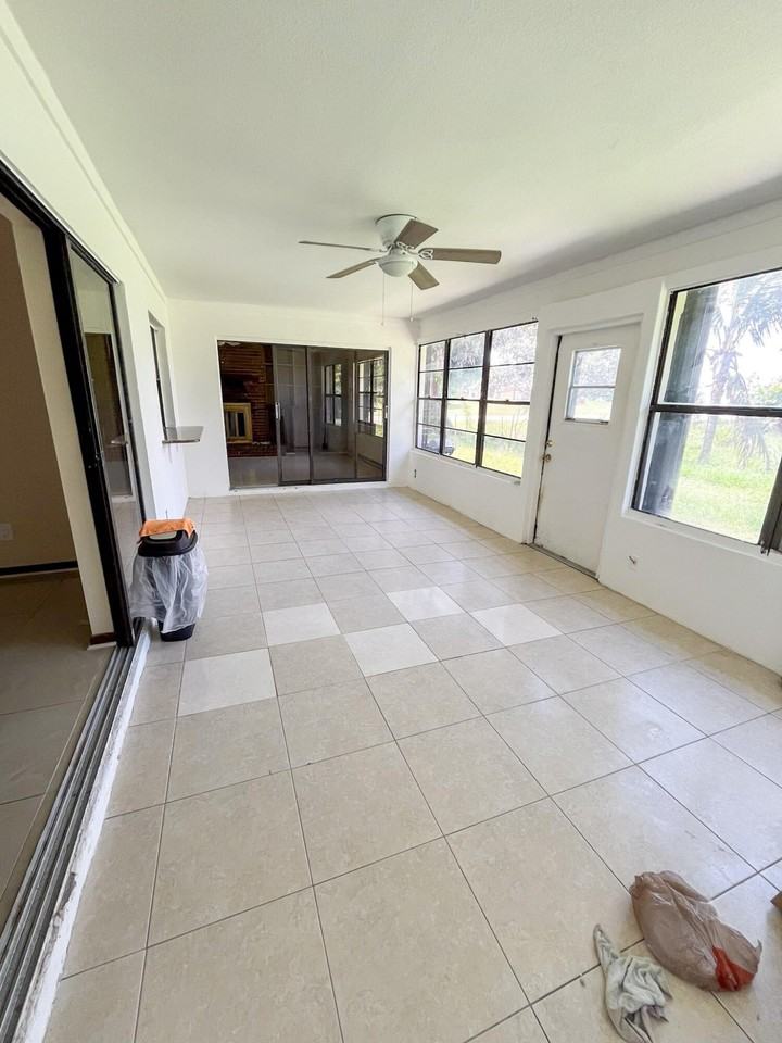 1698 Se Manth Ln - Photo 4 of 9