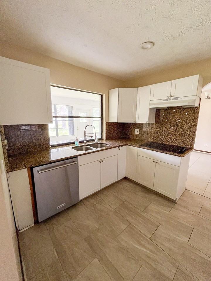 1698 Se Manth Ln - Photo 5 of 9
