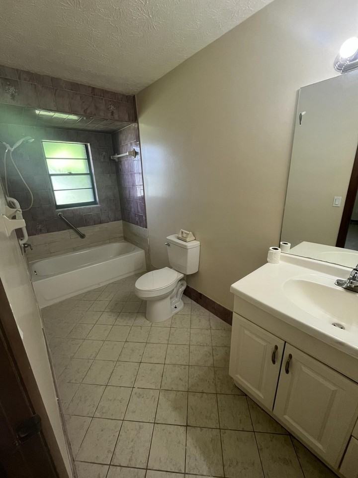 1698 Se Manth Ln - Photo 7 of 9