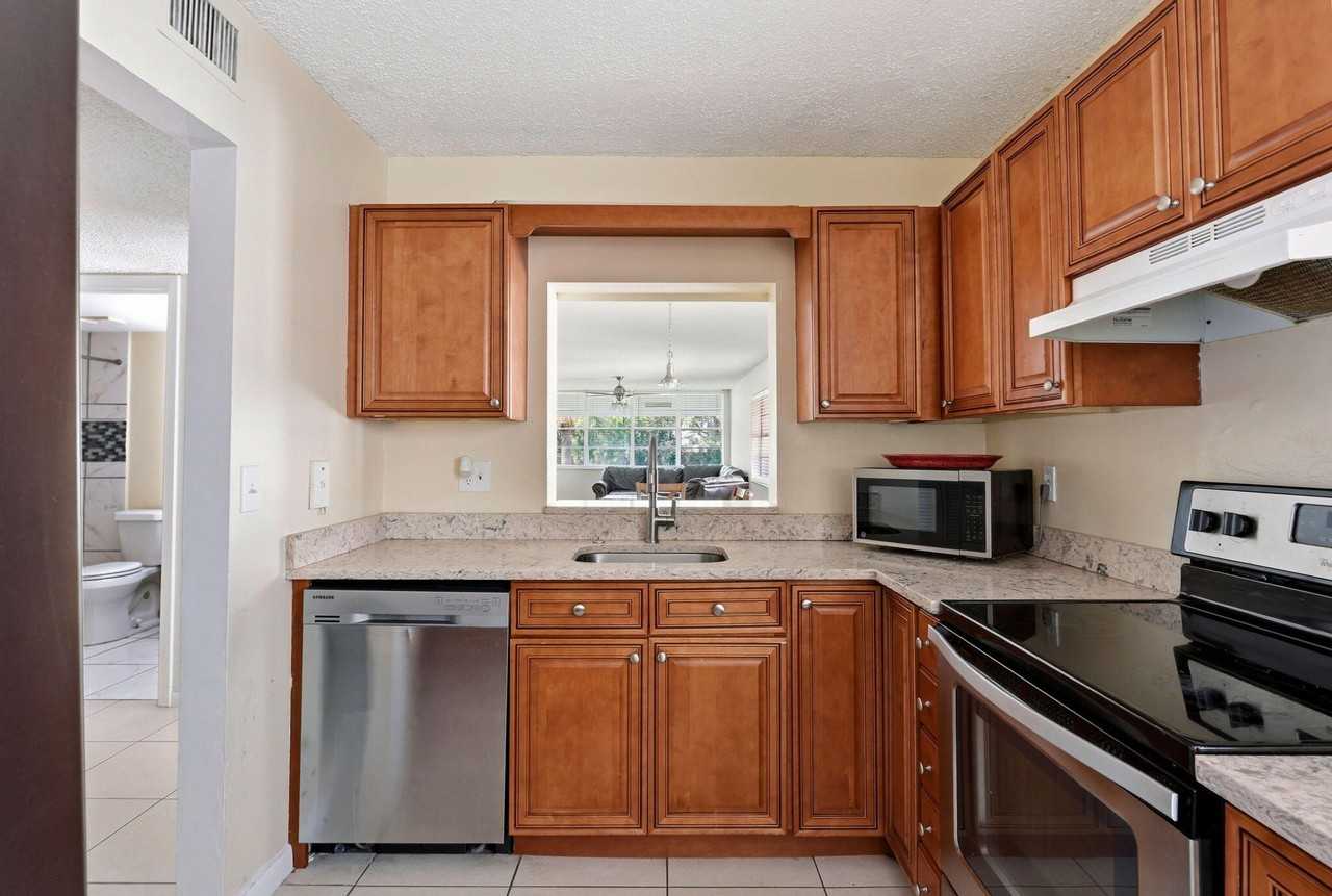 2825 Sw 22nd Ave #201 - Photo 2 of 21