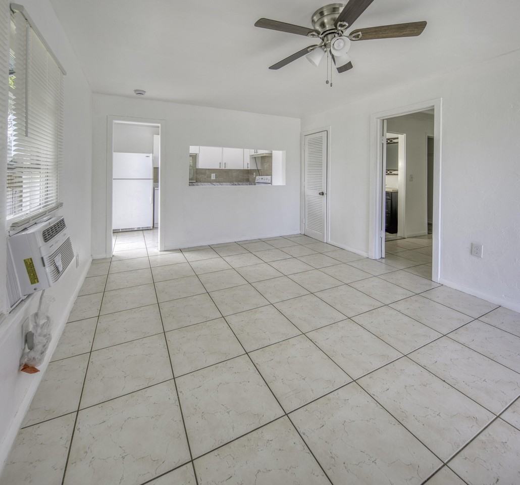 531 N B St - Photo 2 of 14