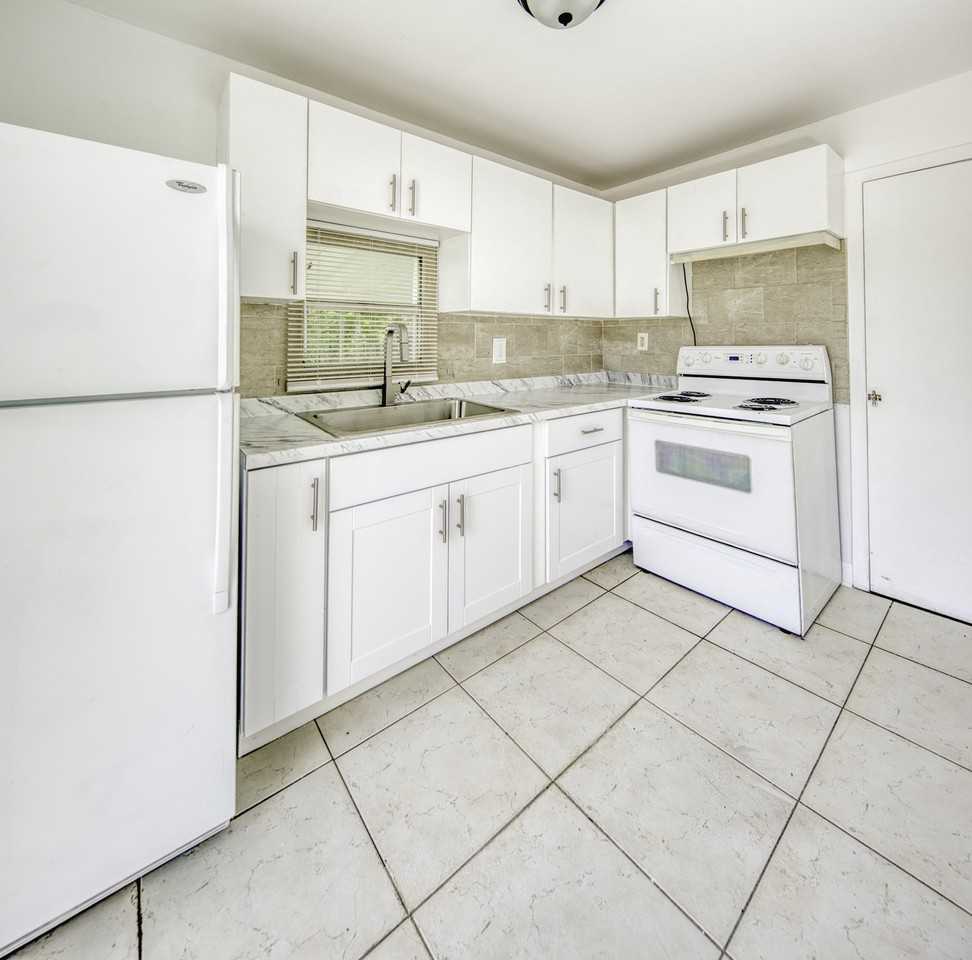 531 N B St - Photo 3 of 14