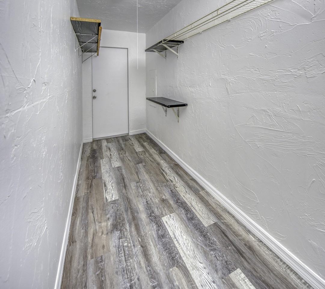 531 N B St - Photo 7 of 14