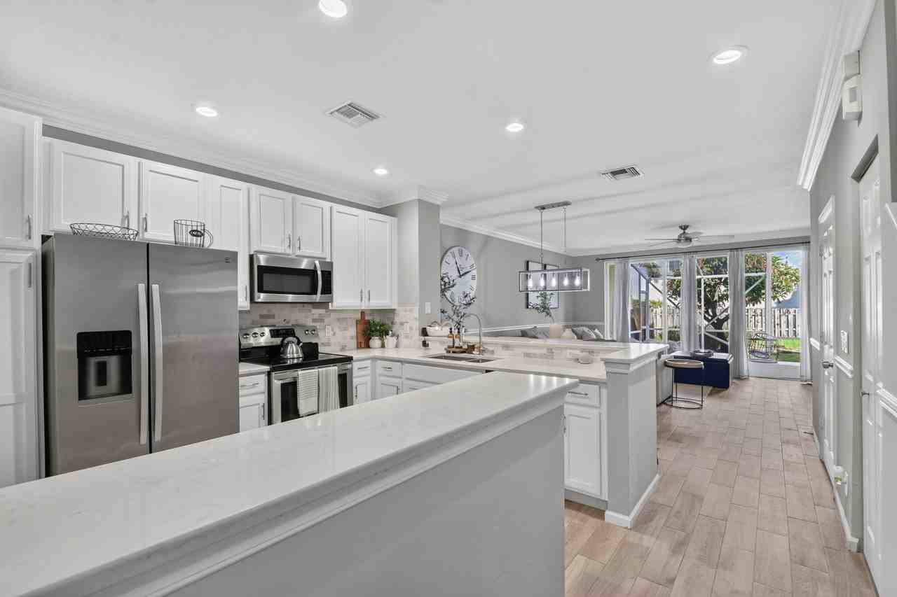 8093 Briantea Dr - Photo 4 of 34