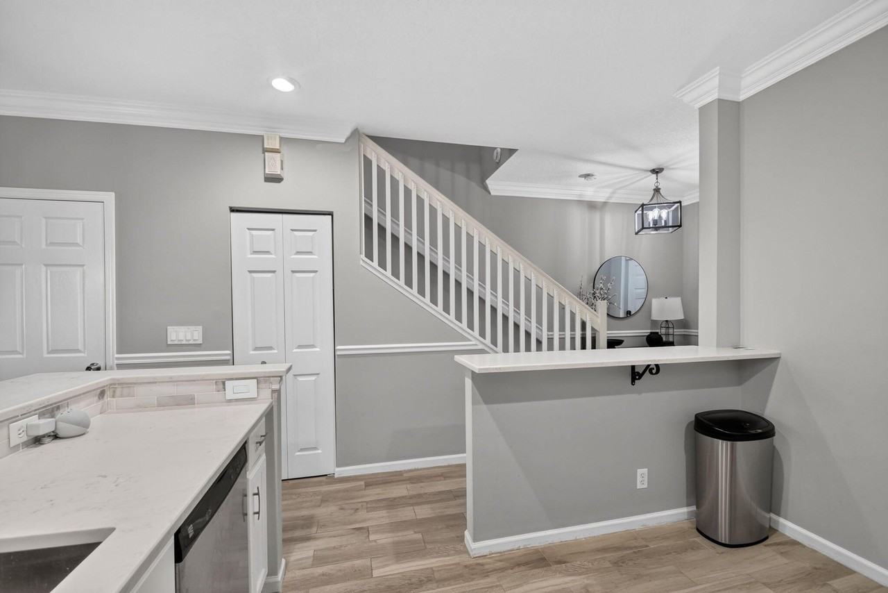 8093 Briantea Dr - Photo 7 of 34