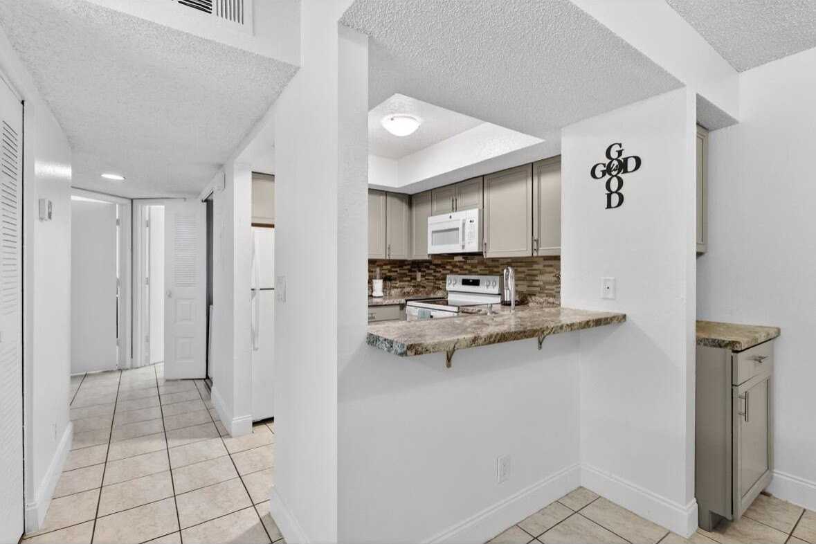 1548 Se Royal Green Cir #206 - Photo 5 of 7