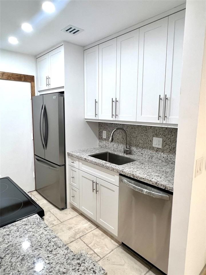 2250 Ne 66th St #1508 - Photo 2 of 30