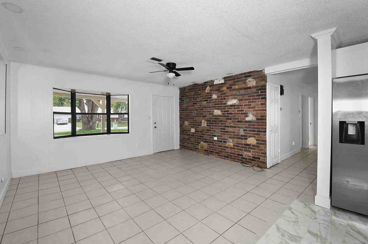 325 Nw Rebecca Ave - Photo 4 of 29