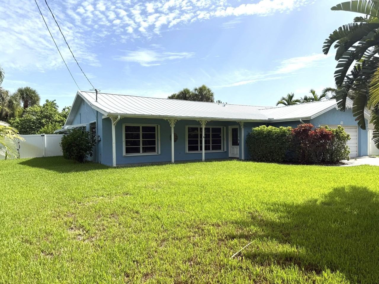 1916 Coconut Dr - Photo 2 of 33