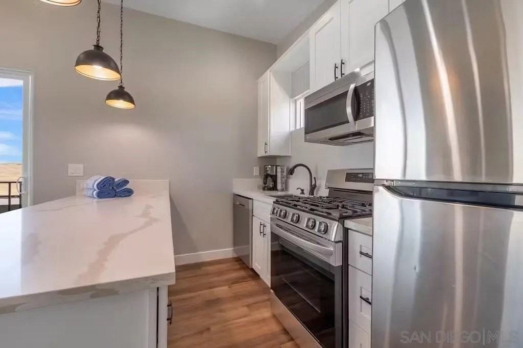 4727 Iroquois Ave - Photo 3 of 12
