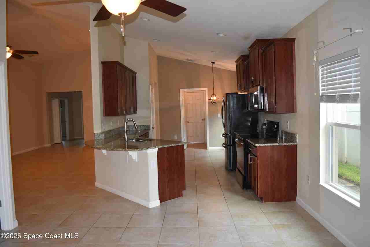 518 Dillard Dr Se - Photo 4 of 24