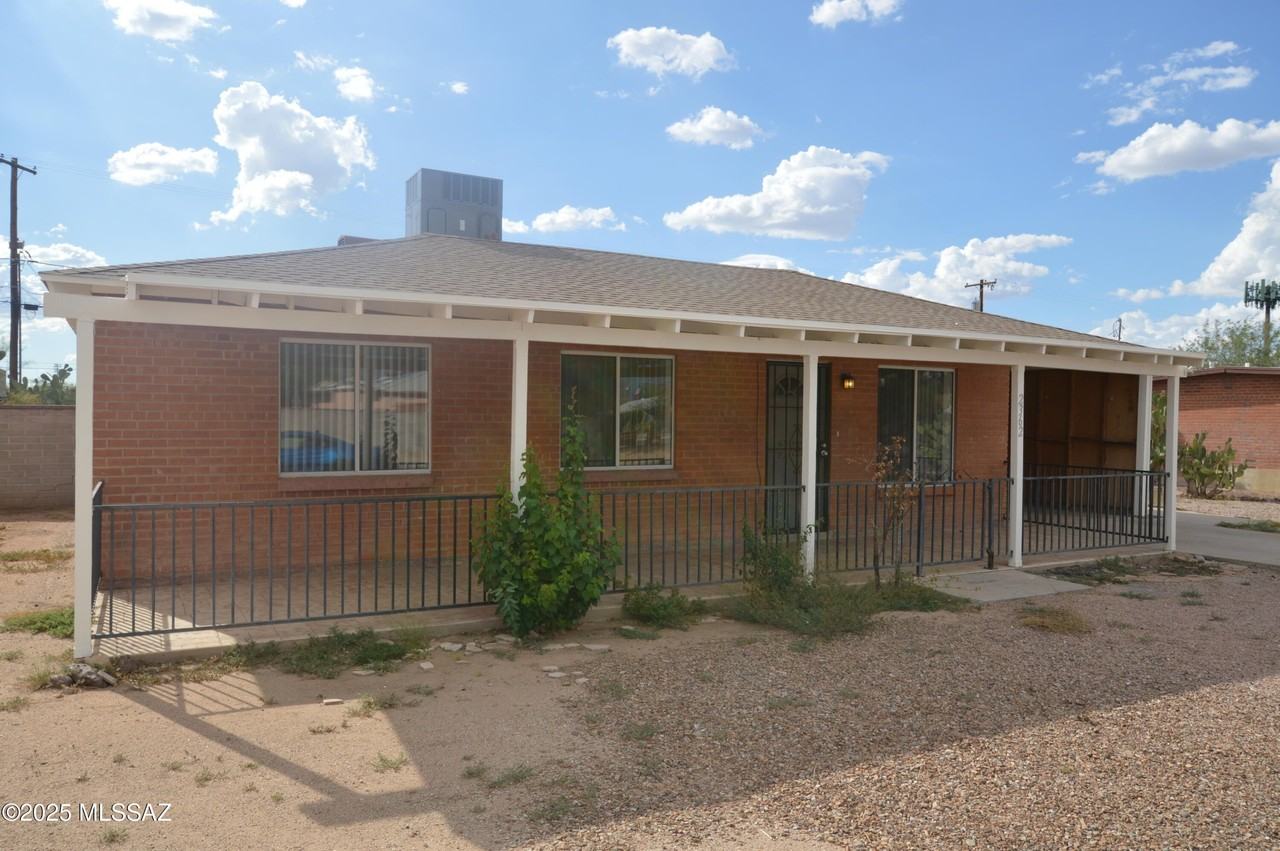 2362 S Jefferson Ave - Photo 2 of 11