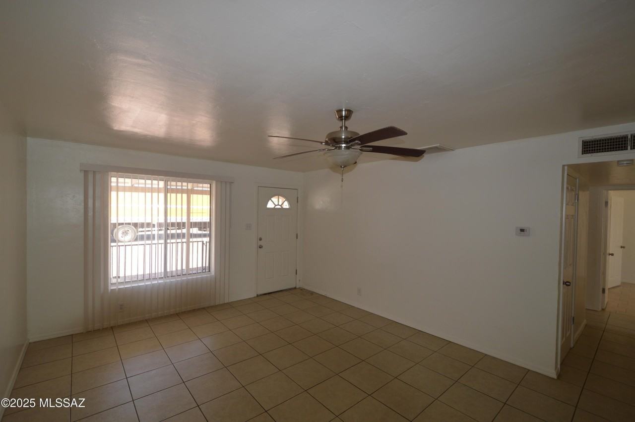 2362 S Jefferson Ave - Photo 3 of 11