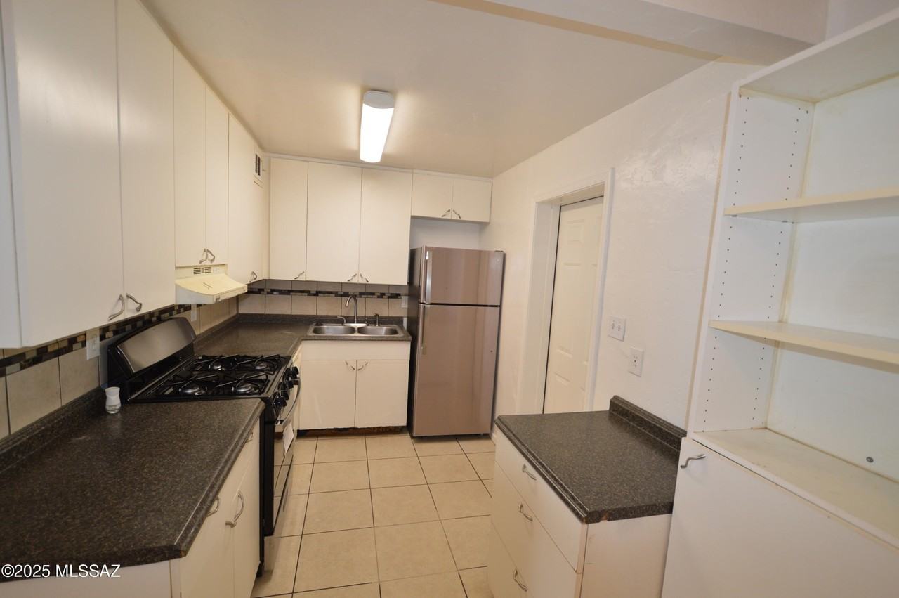 2362 S Jefferson Ave - Photo 4 of 11