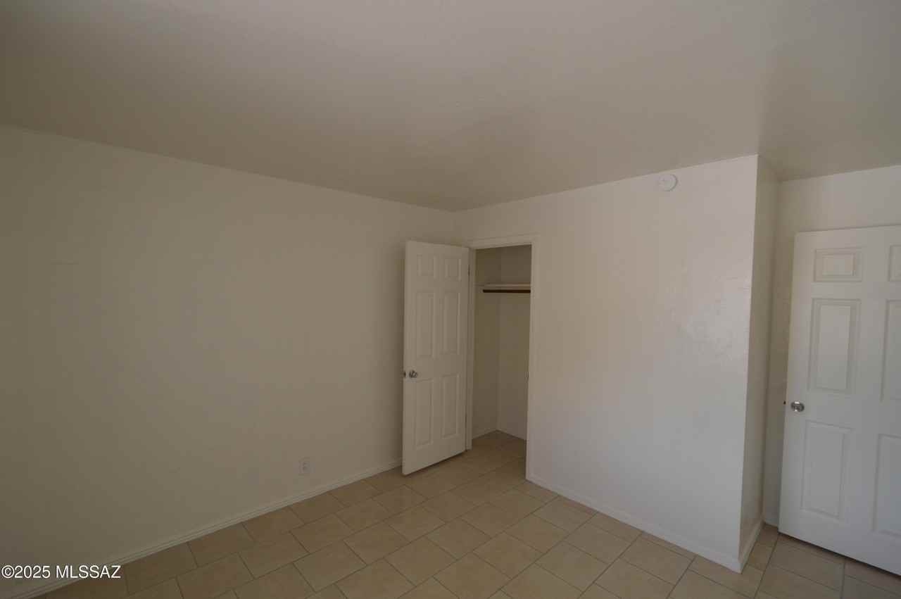 2362 S Jefferson Ave - Photo 6 of 11