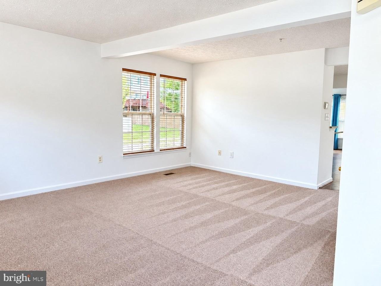 8720 Thornbrook Dr - Photo 4 of 34
