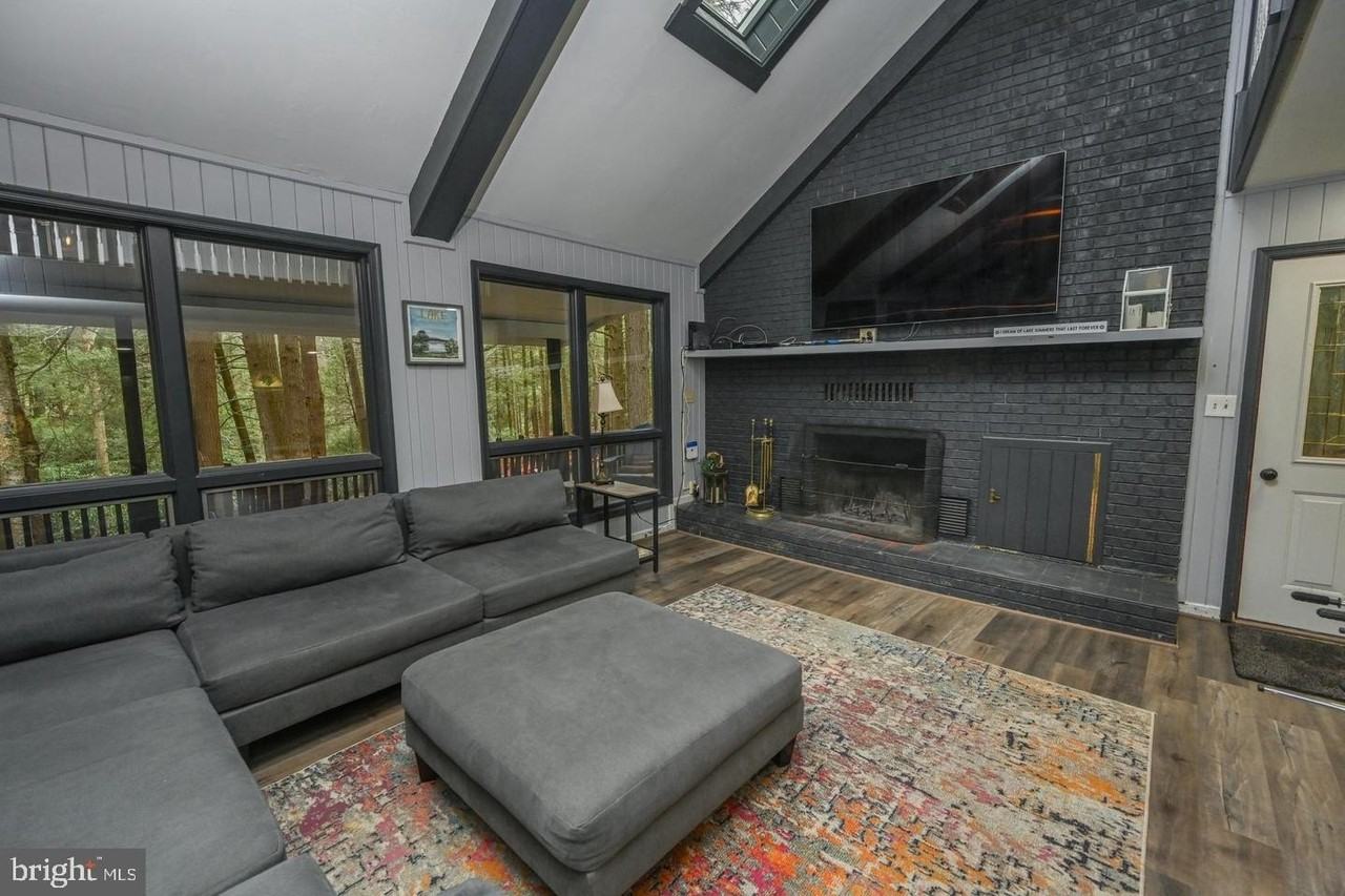285 Lake Shore Dr - Photo 5 of 48