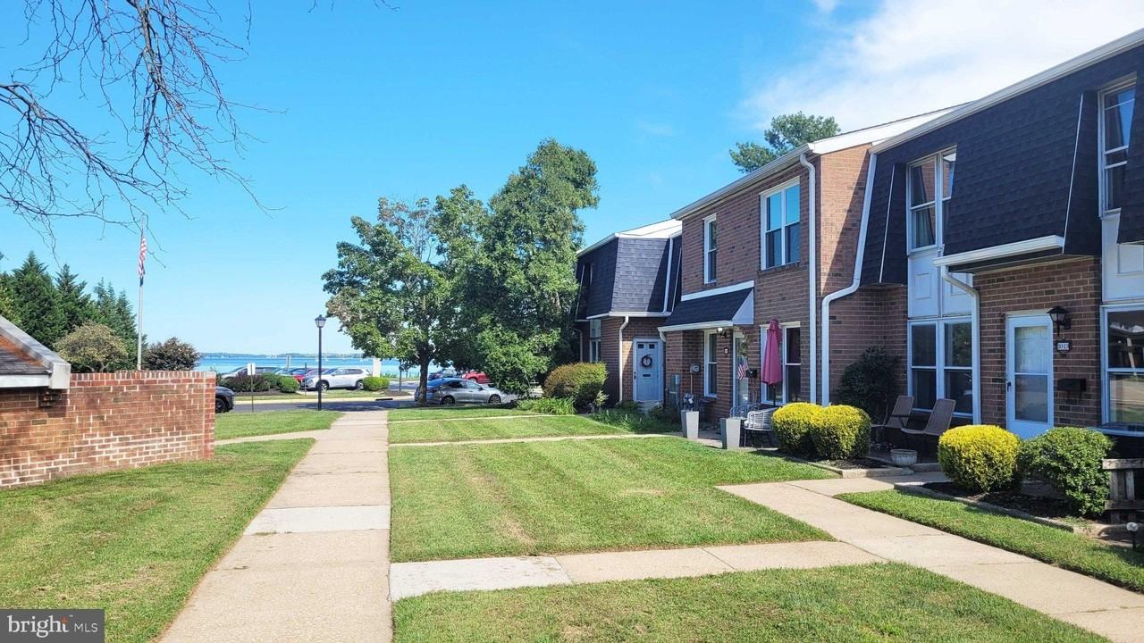 1013 Harbour Dr - Photo 2 of 26