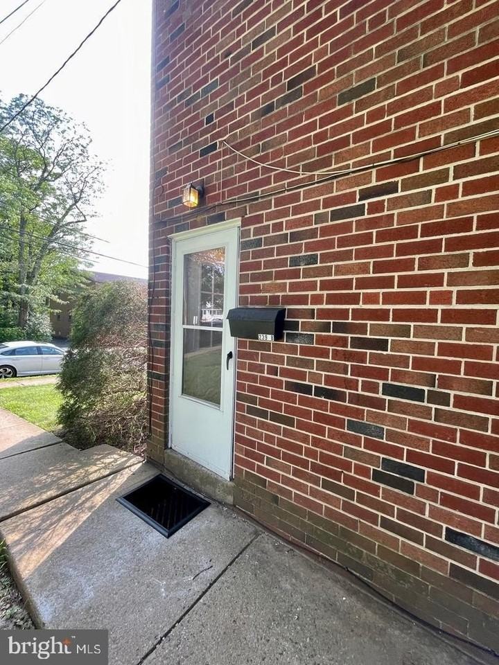 239 S 3rd St #B - Photo 3 of 16
