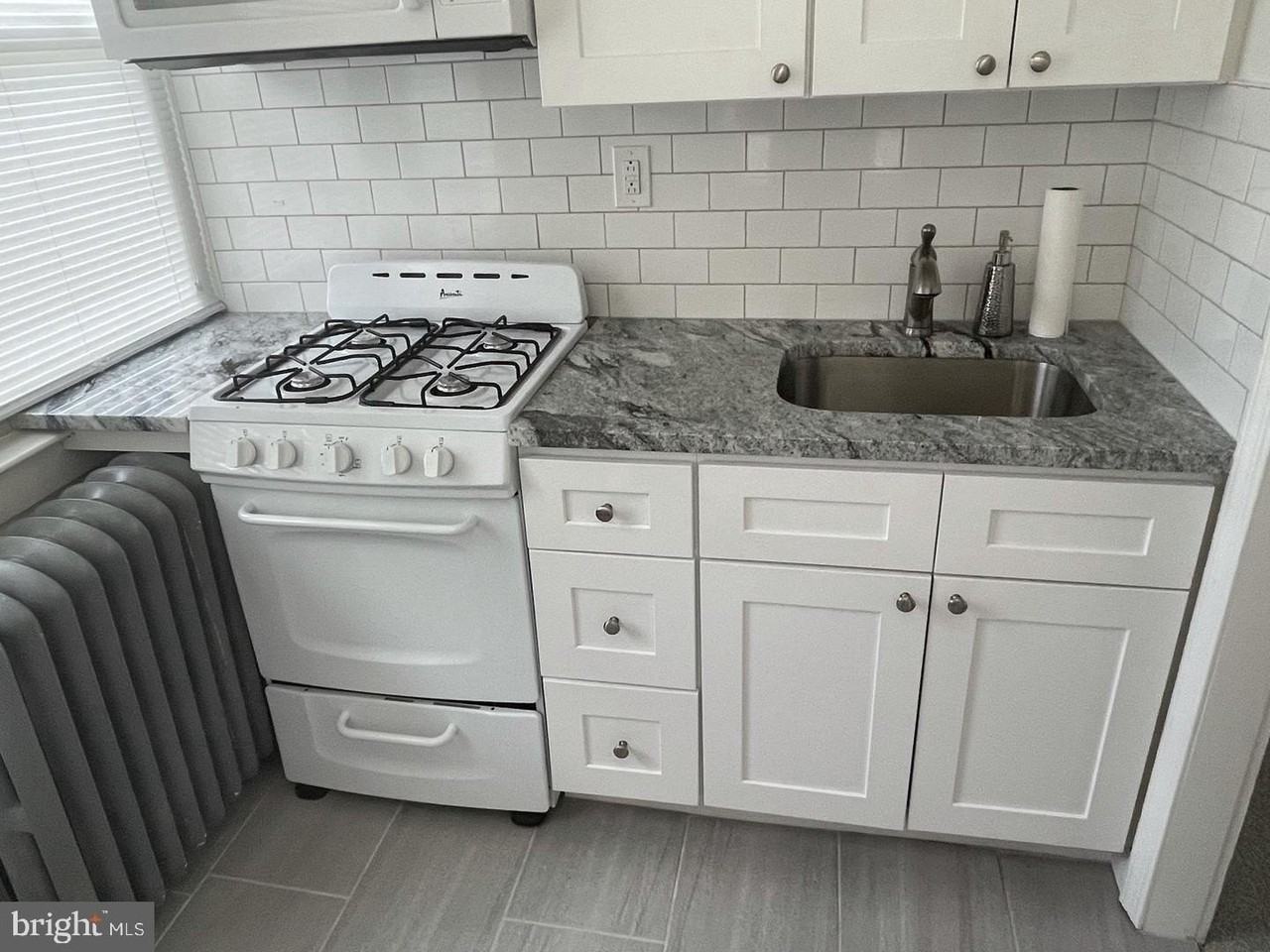 8 Montgomery Ave #2F - Photo 5 of 11