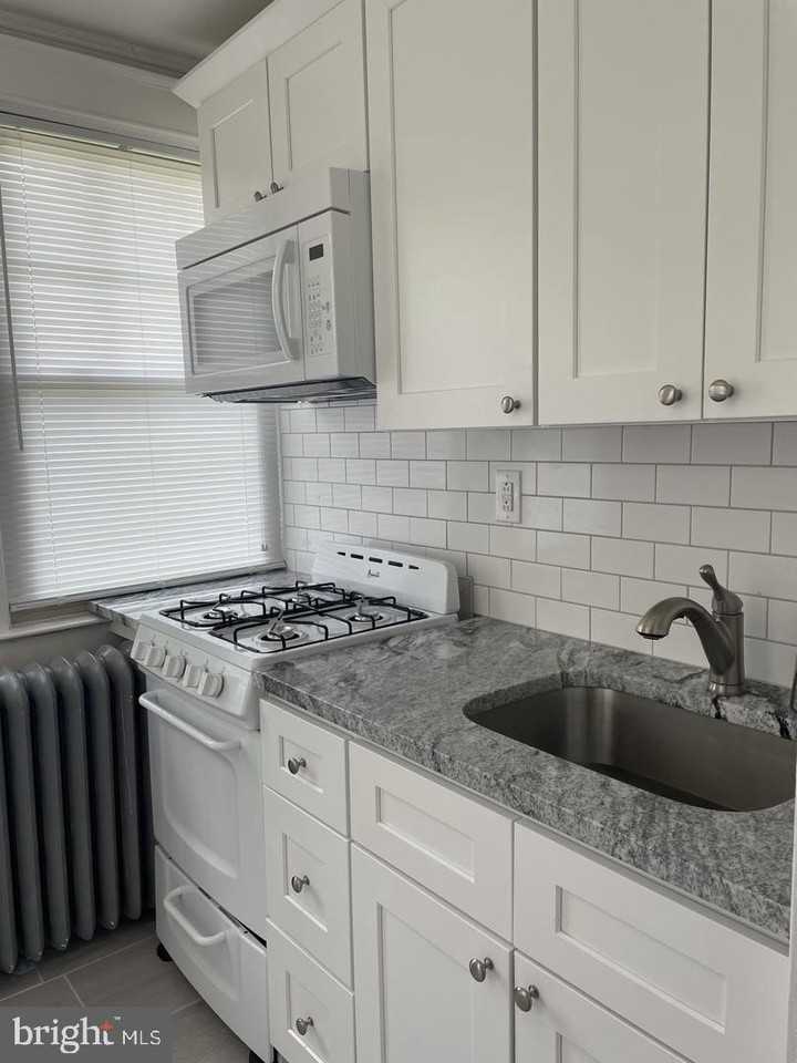 8 Montgomery Ave #2F - Photo 6 of 11
