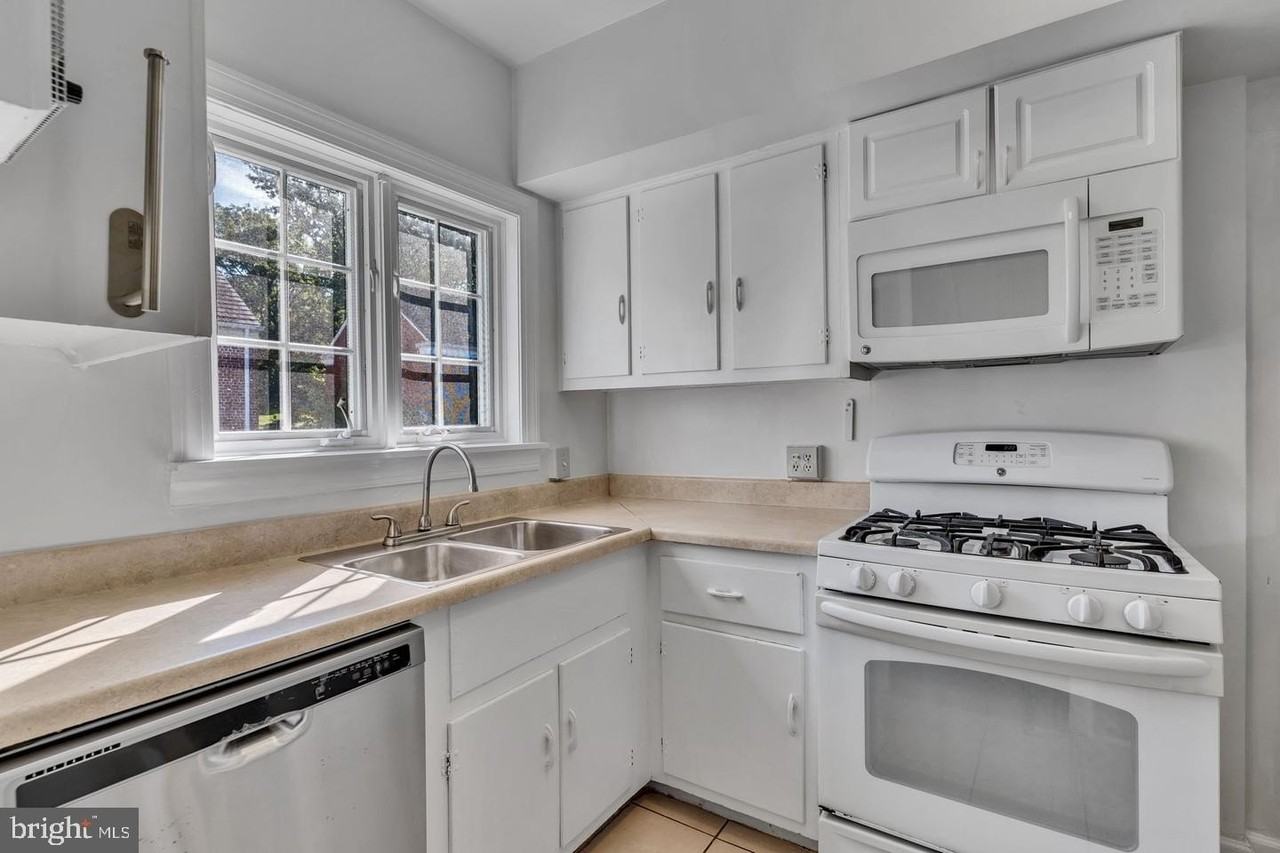 3316 Valley Dr - Photo 3 of 36