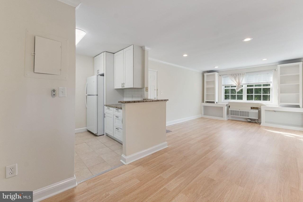 1732 W Abingdon Dr #301 - Photo 7 of 15