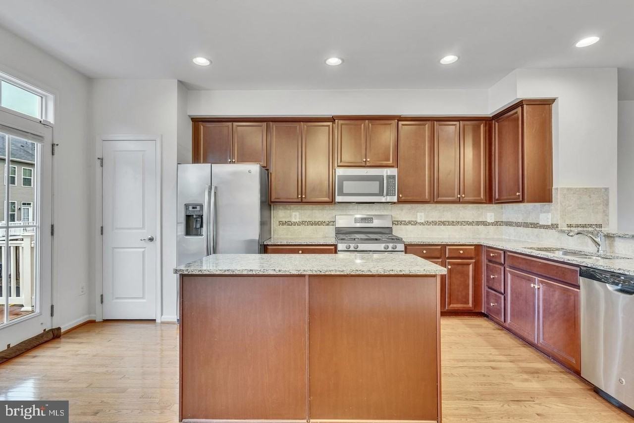 41751 Mcmonagle Sq - Photo 7 of 24