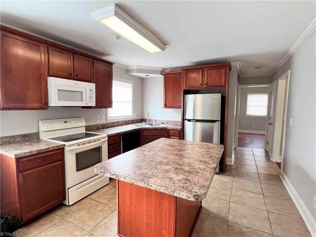 310 Woodlake Dr - Photo 5 of 21