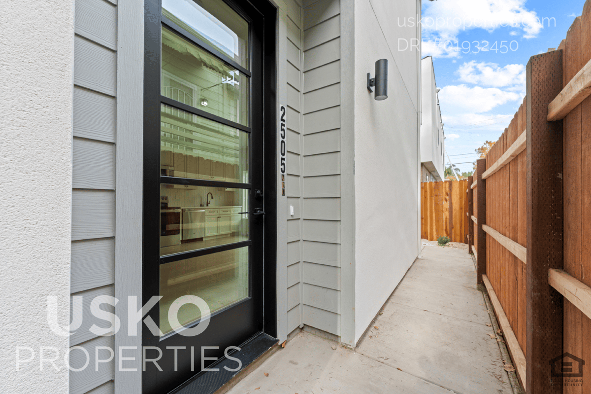 2505 W St #2 - Photo 3 of 13