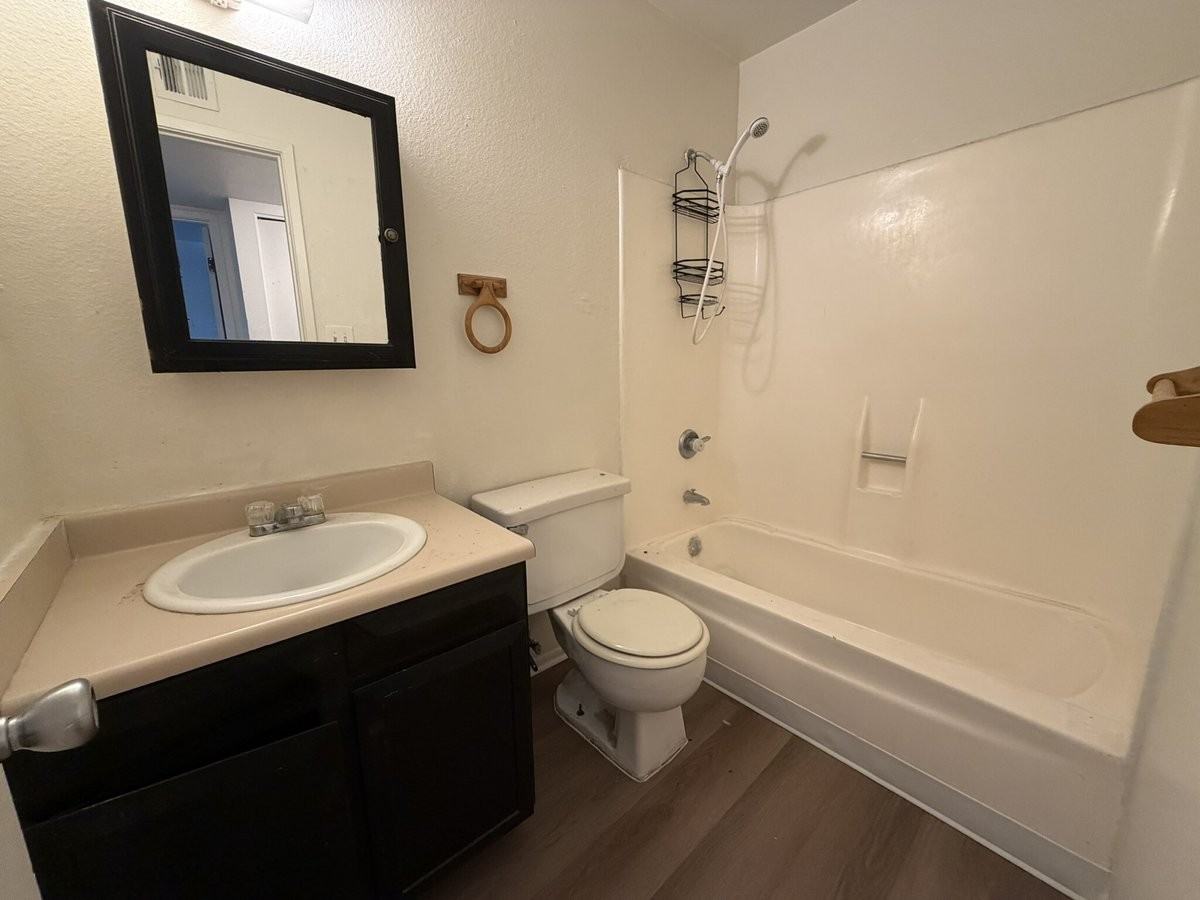 5910 W Golden Ln - Photo 5 of 18
