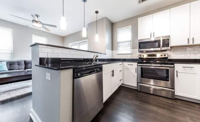 2432 Thomas Ave - Photo 4 of 10