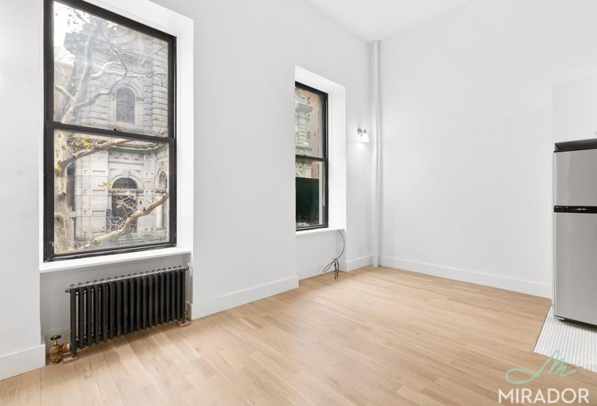 39 W 16th St - Photo 3 of 10