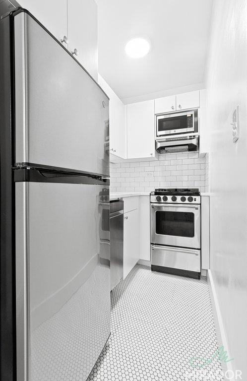 39 W 16th St - Photo 6 of 10