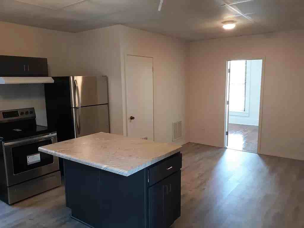 501 W Jefferson St #D - Photo 6 of 11