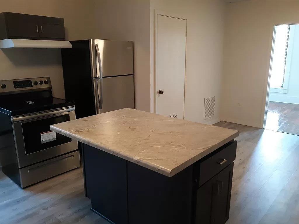 501 W Jefferson St #D - Photo 7 of 11