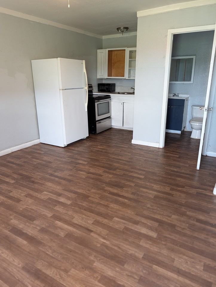 1002 Daniels St #6 - Photo 2 of 6