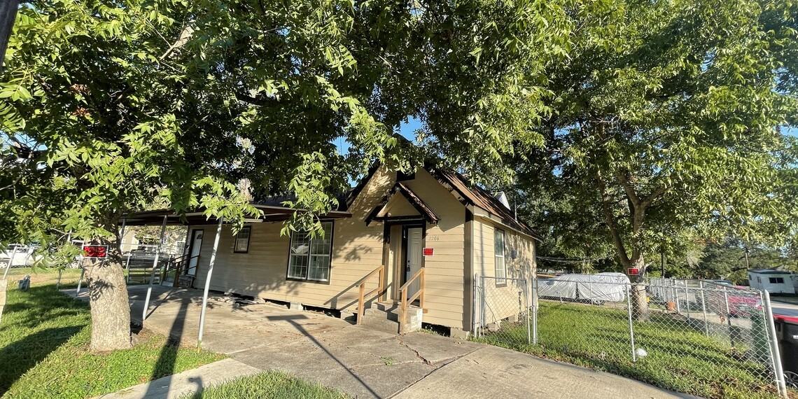 2206 Maryland St - Photo 2 of 9