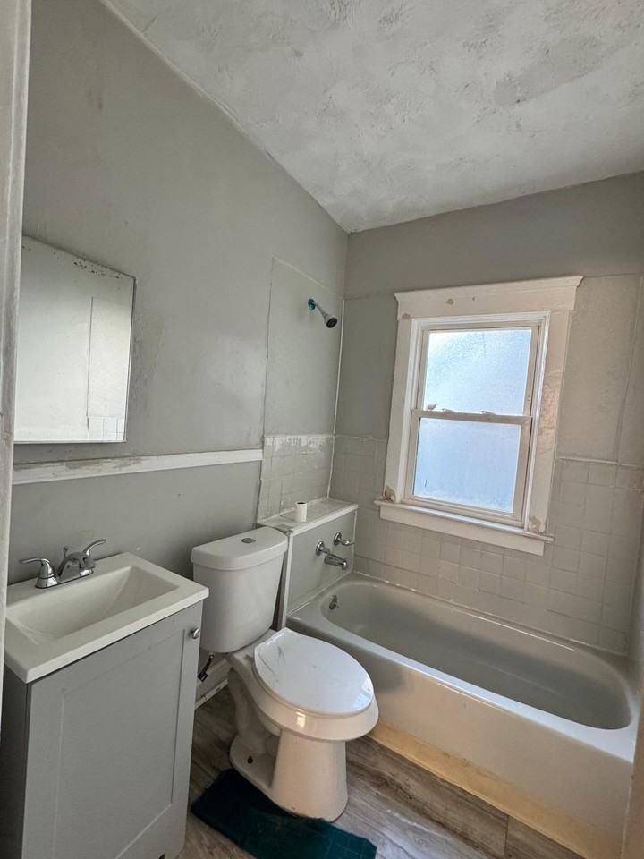 1057 E 146th St #1 - Photo 3 of 9