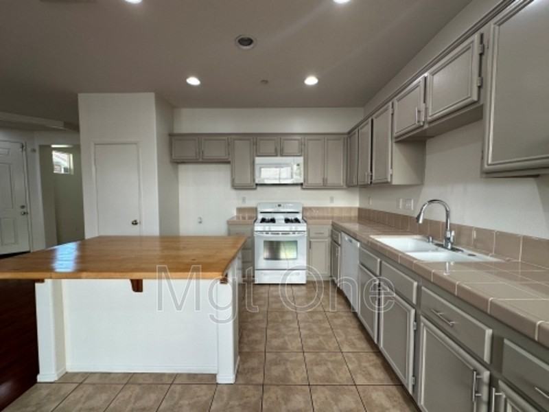 4485 Spring Knolls Ct - Photo 2 of 26