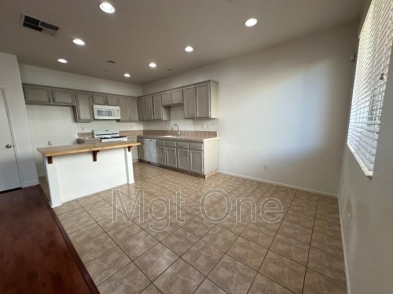 4485 Spring Knolls Ct - Photo 4 of 26
