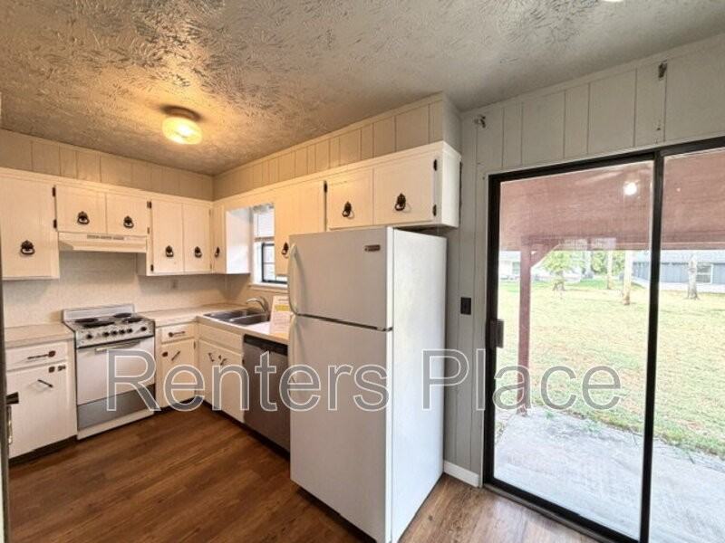 812 S Adair St - Photo 4 of 11