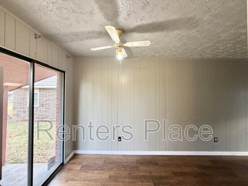 812 S Adair St - Photo 6 of 11
