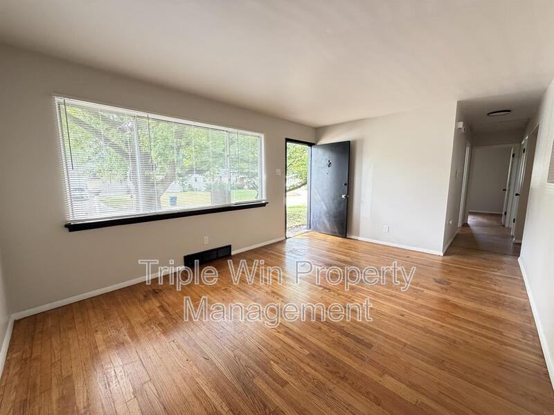 1439 Widefields Ln - Photo 3 of 20