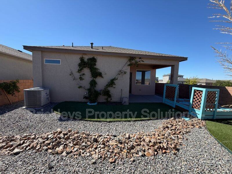 4875 Mount Salas St Ne - Photo 4 of 30