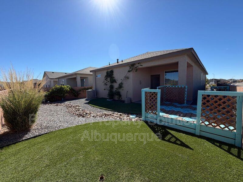 4875 Mount Salas St Ne - Photo 5 of 30