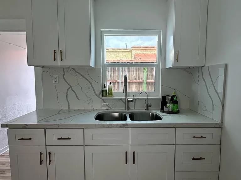 1523 East 16th Street - Photo 4 of 15