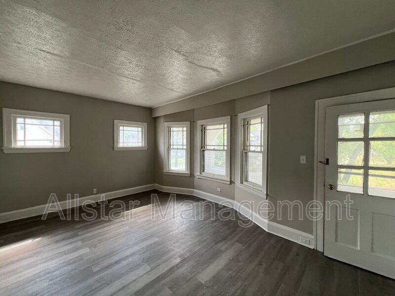 3293 E 121st St - Photo 5 of 15